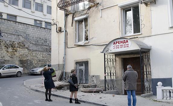 В центре Севастополя на тротуар обрушился балкон (фото)