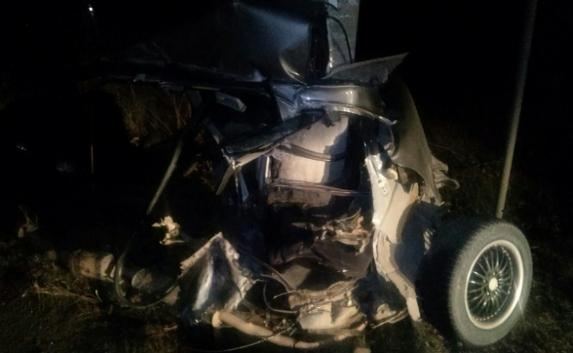 Легковушка врезалась в столб в Крыму: водитель впал в кому