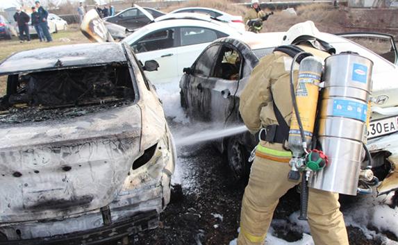 На стоянке в Симферополе сгорело 14 автомобилей (фото)