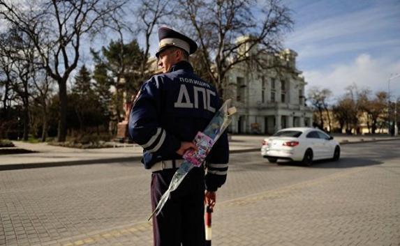Крымские инспекторы ГИБДД 8 марта поздравят женщин-водителей