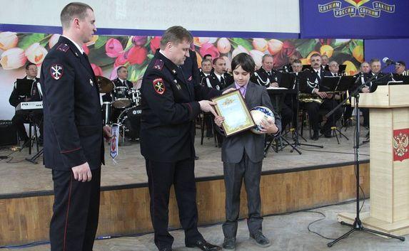 В Севастополе школьника наградили за помощь пенсионерке