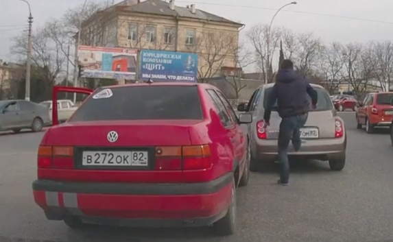 Вас здесь не стояло: в Севастополе подрались «понаехавшие» водители (видео)