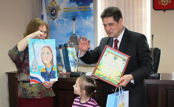 Севастопольские дети нарисовали мам-офицеров к 8 марта