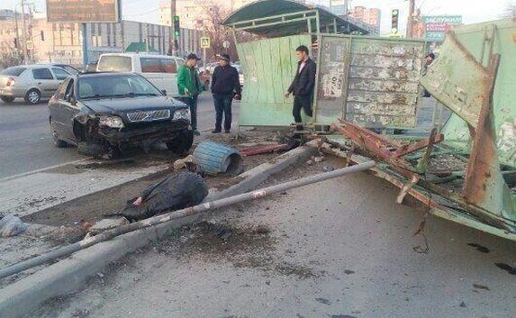 Водитель «Volvo» сбил трёх человек на остановке в Симферополе (фото)