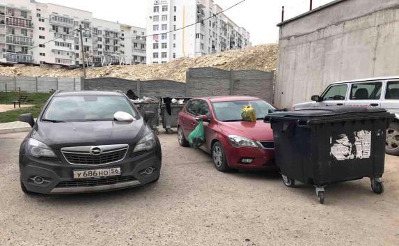 В Севастополе машины автохамов забросали мусором (фото)