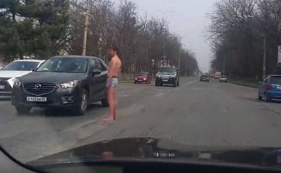 В Симферополе мужчина в трусах гулял по проезжей части (видео)