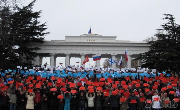 Севастопольцы превратятся в живой триколор на площади Нахимова