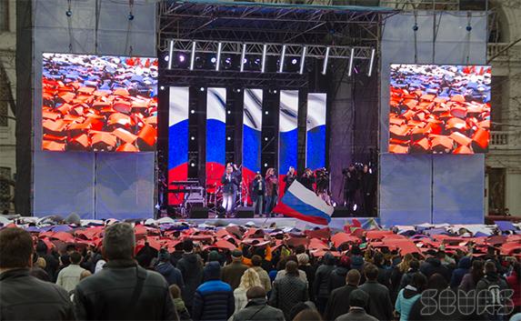 Площадь Нахимова в Севастополе стала «живым» триколором  — фото