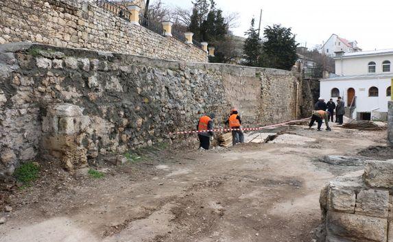 В Балаклаве восстановили аварийный участок подпорной стены (фото)