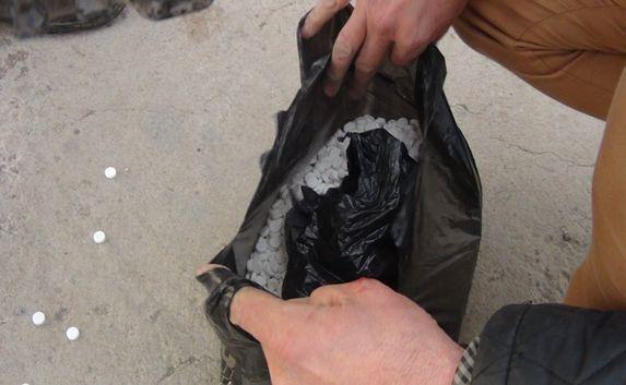 Россиянин пытался провезти через крымскую границу 6 кг таблеток 