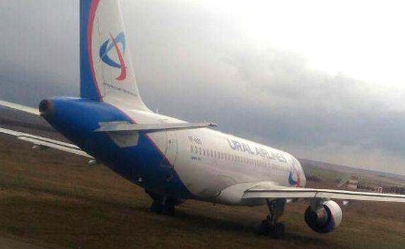 Два самолёта чудом не столкнулись в аэропорту Симферополя — фото