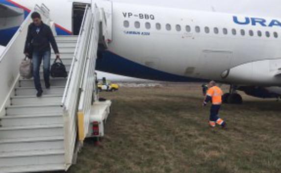 «Взлетаем, никого не трогаем»: видео инцидента в аэропорту Симферополя