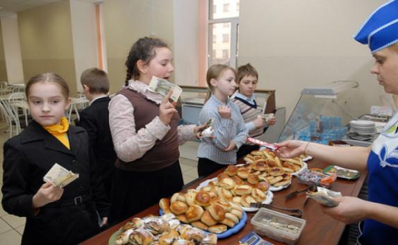 В школах Севастополя продавали еду «втридорога»