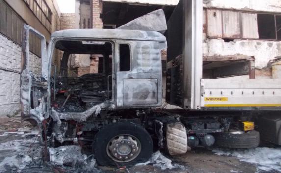 На стоянке в Симферополе полностью сгорела фура — водитель в больнице