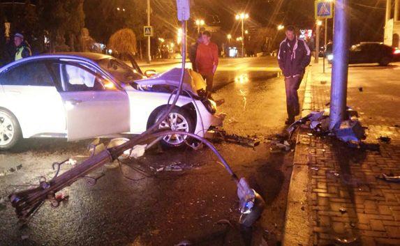 В Севастополе горе-дрифтер разбил чужое авто и фонарь (фото)