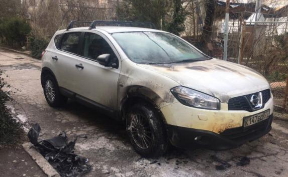 В Евпатории подожгли машину журналиста