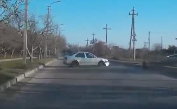 В Севастополе утреннего торопыгу развернуло — отскочило колесо (видео)
