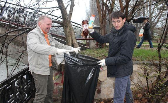 Крымские чиновники взялись за грязную работу (фото)