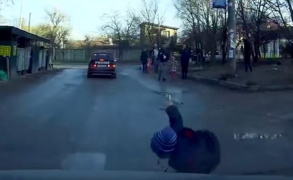 Крымские школьники продолжают бросаться под авто (видео)