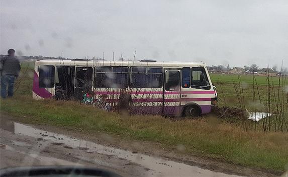 ДТП в Крыму: автобус в кювете, Жигули «всмятку» (фото)