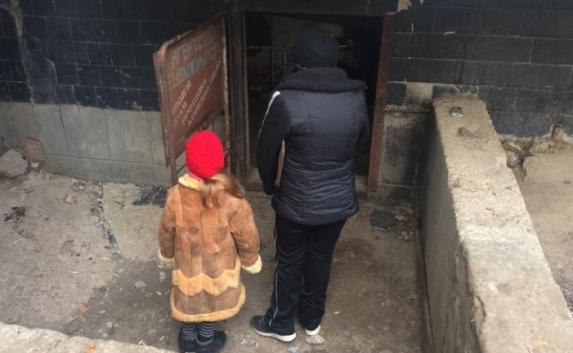 В Керчи девочка месяц жила в подвале с бездомными