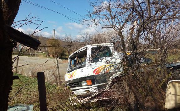 В Крыму водитель грузовика уснул за рулём и налетел на столб (фото)