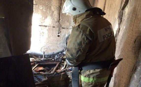 В Крыму горела пятиэтажка — сотрудники МЧС спасли женщину