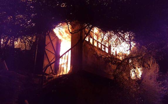 В Крыму пожар уничтожил трёхэтажный жилой дом (фото, видео)