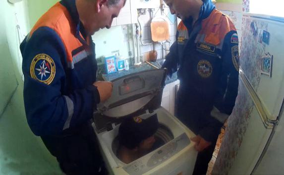 В Евпатории спасли мальчика из стиральной машины