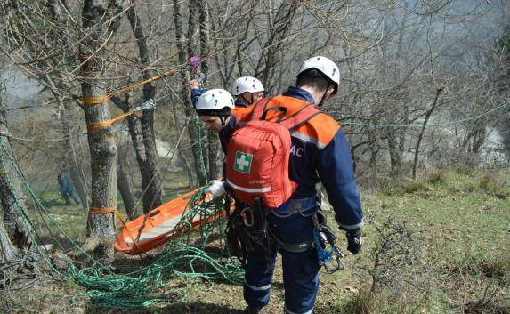 Спасатели вытащили подростка из ямы в горах под Бахчисараем