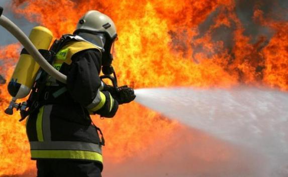 Огнеборцы спасли на пожаре пожилого мужчину