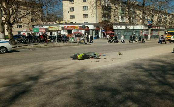 В Севастополе ВАЗ сбил мужчину на мопеде