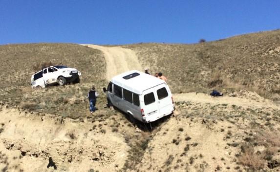 Крымские спасатели вытащили из грязи два автомобиля (фото)