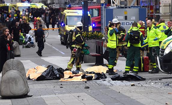 Теракт в Стокгольме — грузовик въехал в толпу людей 