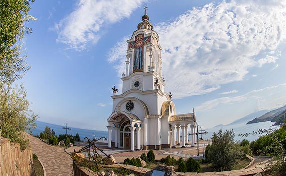 Самый высокий, самый необычный — храм-маяк в Малореченском
