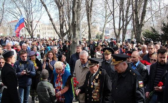 Тысячи севастопольцев вышли на митинг в память о жертвах теракта в Петербурге