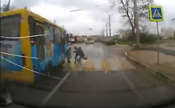 Маршрутка чудом не сбила троих детей на переходе в Севастополе — видео