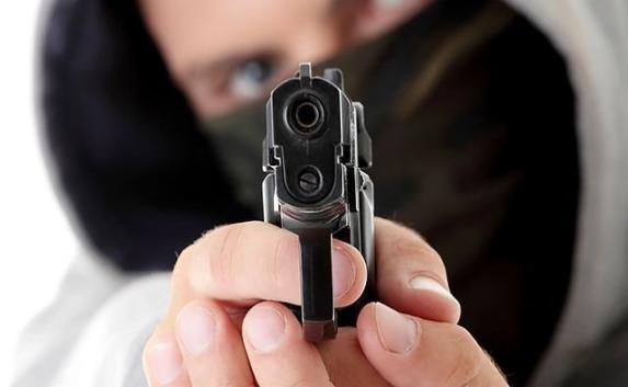 Грабитель с пистолетом напал на женщин в Севастополе