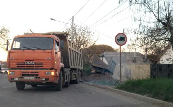 Врезавшийся в дом в Симферополе грузовик попал на камеру (видео)