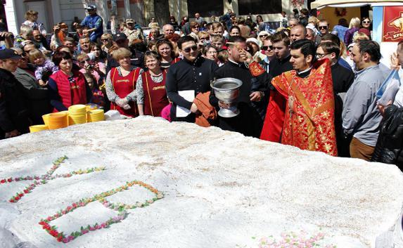Царь-Пасху весом 250 килограмм освятили в Симферополе (фото)