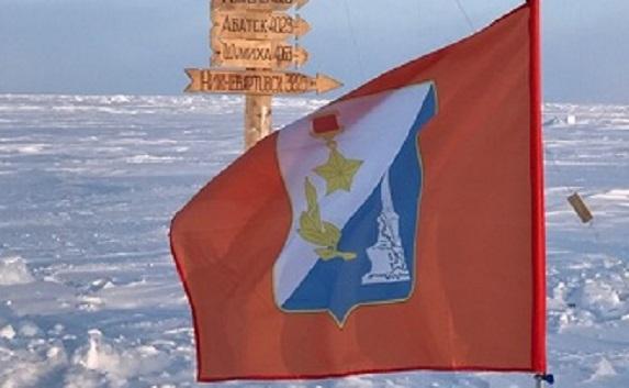 Флаг Севастополя развевается на Северном полюсе (фото)