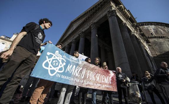 Марши в защиту науки прошли в сотнях городов мира (фото)