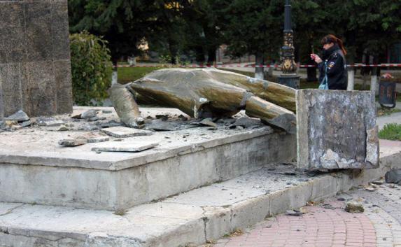 Троих крымчан осудили за снос памятника Ленину
