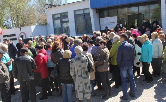 В Керчи не платят зарплату на заводе — работники вышли на митинг (видео)