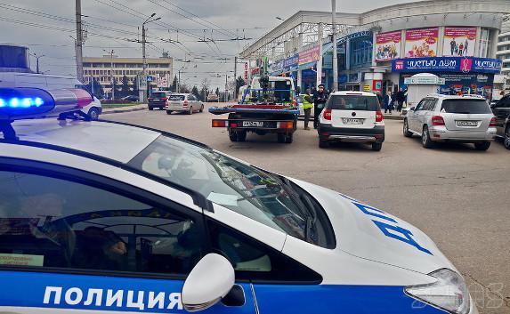 Власти Севастополя разгружают площадь Восставших от машин