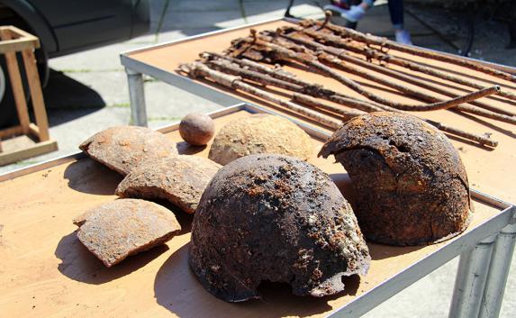 В Севастополе спасатели передали музею артефакты времён ВОВ