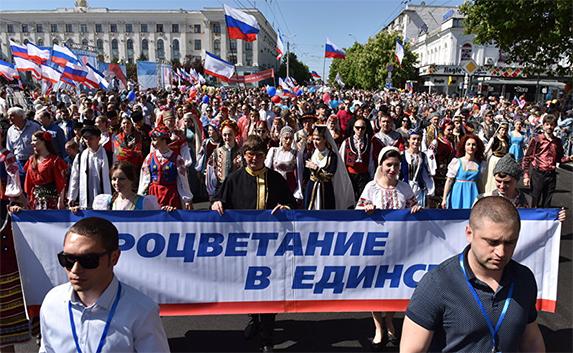 В Симферополе на Первомайскую демонстрацию вышли 25 тысяч человек — фото