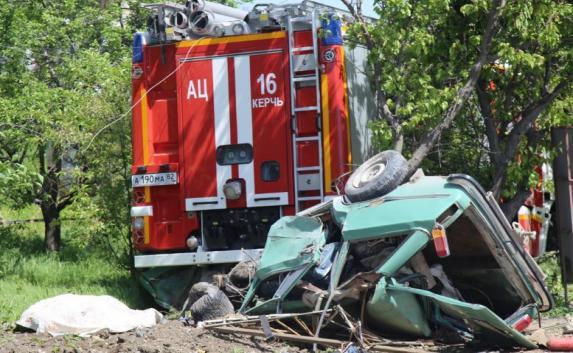 В Керчи погиб человек при столкновении пожарного авто и ВАЗа (фото, видео)
