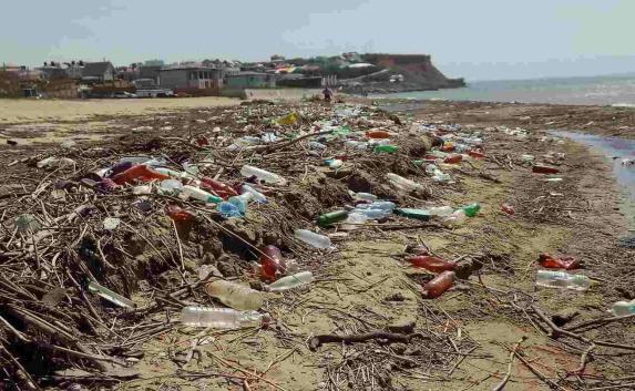 Пляж лагеря «Нахимовец» в Севастополе утопает в мусоре (фото)