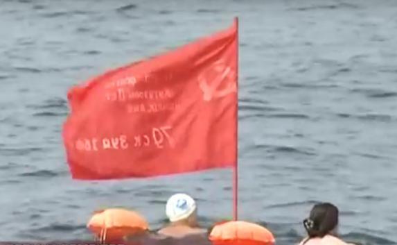 «Моржи» Севастополя устроили экстемальный заплыв ко Дню Победы (видео)